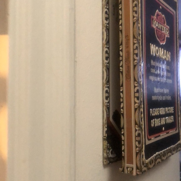 “Wanted” woman painted onto Arturo Fuente cigar box by hand. - Picture 4 of 10